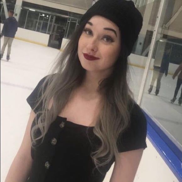 Meet your Posher, Nicole - Picture 4 of 4